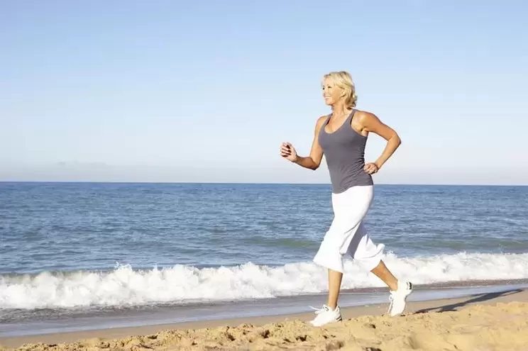 Eine ältere Frau, die für Gewichtsverlust und gute Herzfunktion joggt