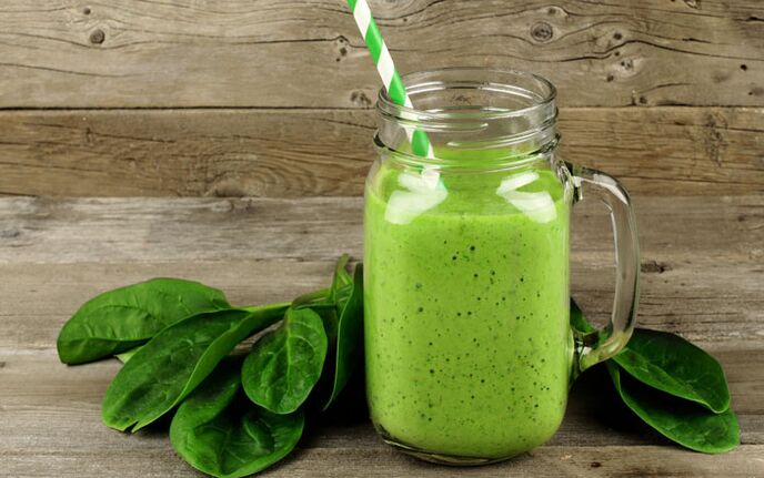 Grüner Leinsamen-Detox-Smoothie-Shake zum Trinken auf nüchternen Magen