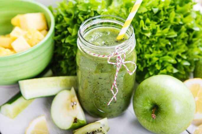Herzhafter Detox-Shake zum Mittagessen mit Banane, Apfel, Spinat, Walnüssen und Leinsamen
