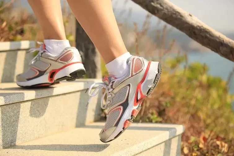 Das Treppenlaufen ist eine Möglichkeit, die Beinmuskulatur zu stärken und Gewicht zu verlieren. 