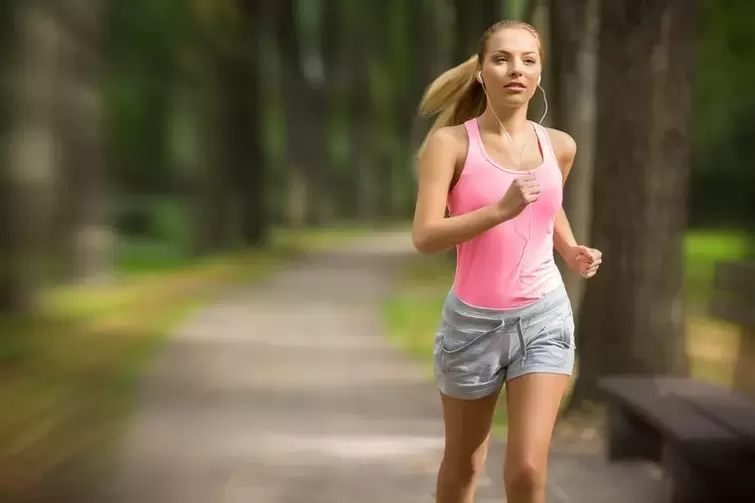 Mädchen rennt, um Gewicht zu verlieren