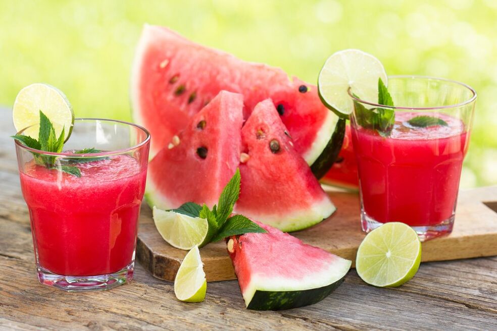 Wassermelone und frische Scheiben auf dem Wassermelonen-Diätmenü. 