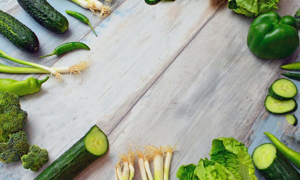 Kalorienarmes grünes Gemüse auf dem Buchweizen-Diät-Menü