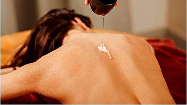 Eine Massage mit Leinöl hilft Ihnen beim Abnehmen und strafft die Haut am Körper. 