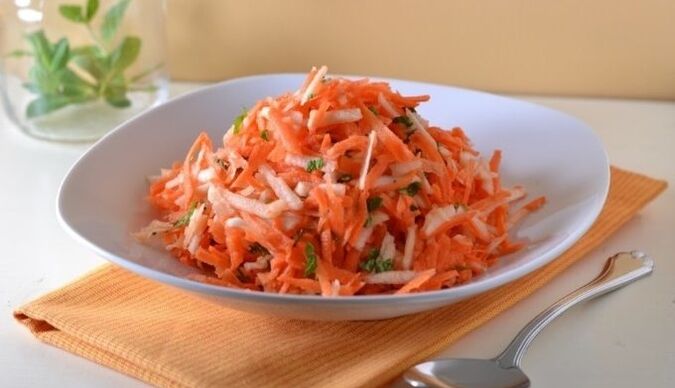Diät-Karotten-Apfel-Salat versorgt den Körper einer Person, die Gewicht verliert, mit Vitaminen. 